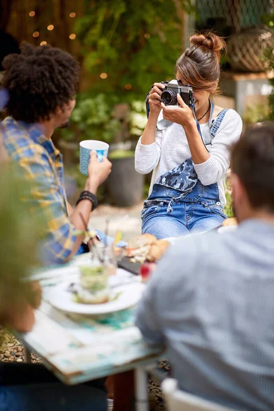 Mujer Cafetería Afuera Tomando Fotos Amiga — Foto de Stock