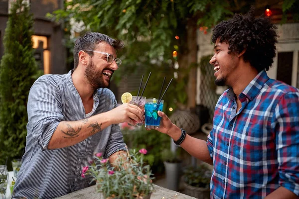 Dois Amigos Masculinos Tocam Com Óculos Café — Fotografia de Stock