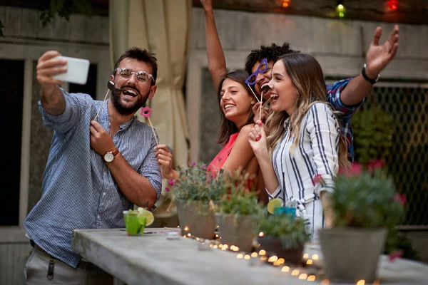 Amigos Felizes Fazendo Selfie Juntos Café — Fotografia de Stock