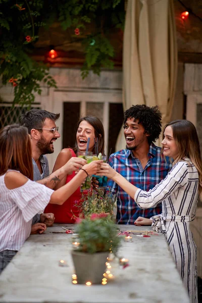 Groupe Jeunes Qui Trinquent Avec Verre Dans Café — Photo