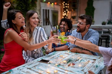 Mutlu arkadaşlar, kadın kutlamayla kadeh kaldırıyor.