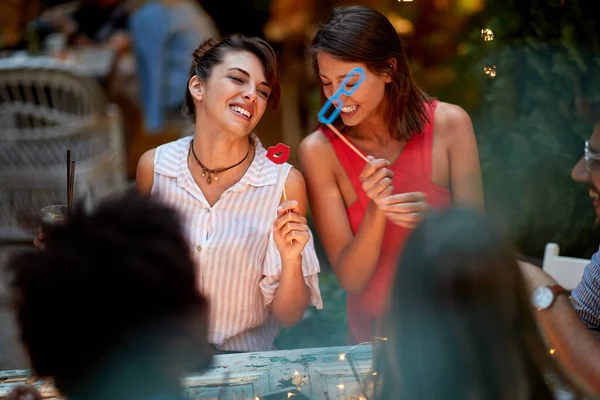 Meninas Aniversário Festa Segurando Vara Com Óculos Sol Lábios — Fotografia de Stock