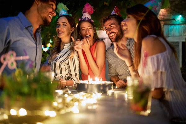 Muda Bahagia Orang Pada Pesta Ulang Tahun Bersama Sama — Stok Foto