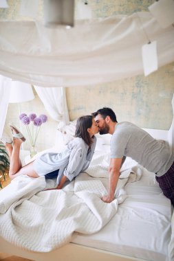 Yatakta güzel bir sabah. Yatakta aşık olan güzel bir adam..