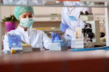 Laboratuvardaki mikrobiyolog Corona virüsündeki kan örneklerini inceliyor.