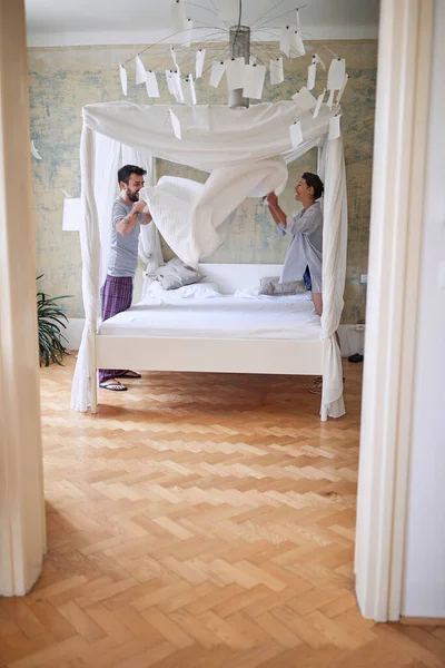 Lächelndes Paar Schlafanzug Macht Bett Morgen — Stockfoto