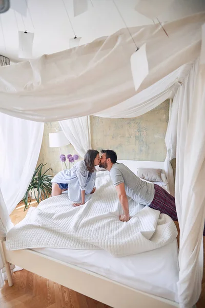 Amando Jovem Casal Beijando Manhã Enquanto Fazendo Cama — Fotografia de Stock