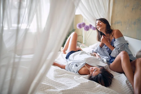 Χαριτωμένο Χαμογελαστό Λεσβιακό Ζευγάρι Αγάπης Πρωί Ευτυχισμένες Λεσβιακές Γυναίκες Ξαπλωμένες — Φωτογραφία Αρχείου