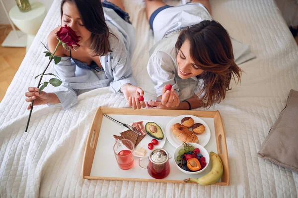 Yatakta Kahvaltı Romantik Mutlu Çift Yatakta Kahvaltı Yapıyor — Stok fotoğraf