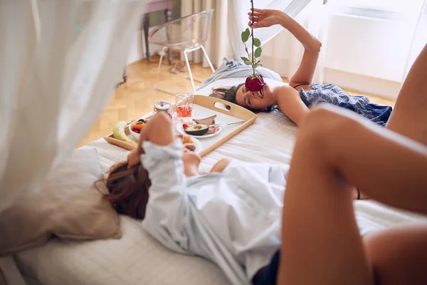 Romântico Menina Lésbica Feliz Cama Com Rosa Vermelha — Fotografia de Stock