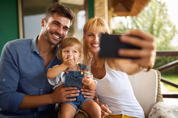 Schöne Familie Macht Selfie Foto Freien — Stockfoto