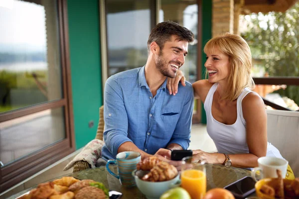 Glückliches Verliebtes Paar Frühstückt Auf Der Terrasse — Stockfoto