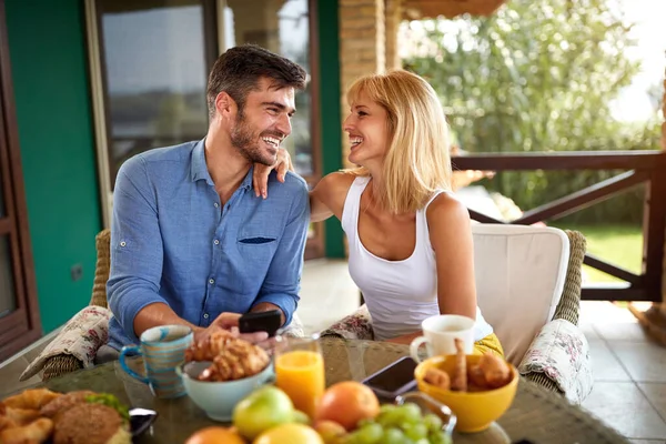 Casal Alegre Amor Tomando Café Manhã — Fotografia de Stock