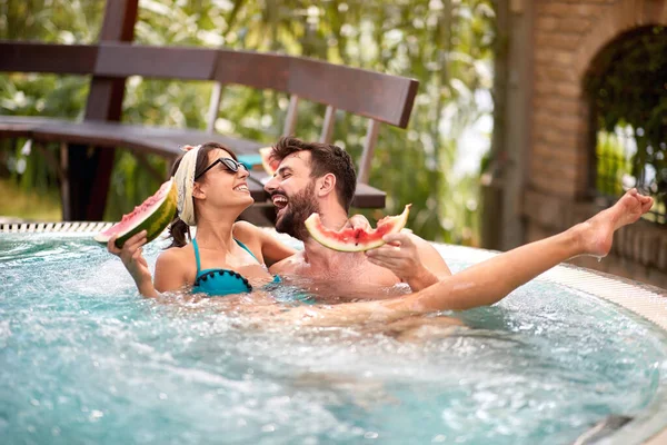 Verliebtes Paar Hat Spaß Pool — Stockfoto