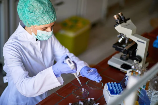 Travailleur Laboratoire Femme Analysant Des Échantillons Sur Virus Corina — Photo