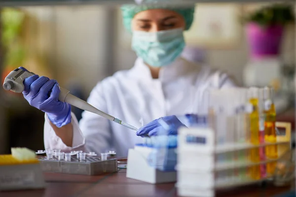 Lab Worker Using Pipette Droper Lab Research — Stock Photo, Image