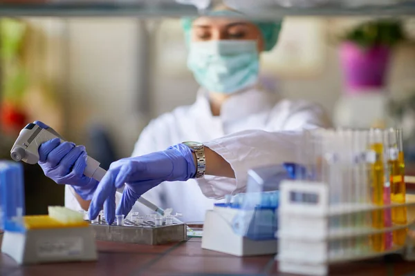 Female Worker Lab Testing Blood Sample Corona Virus — Stock Photo, Image