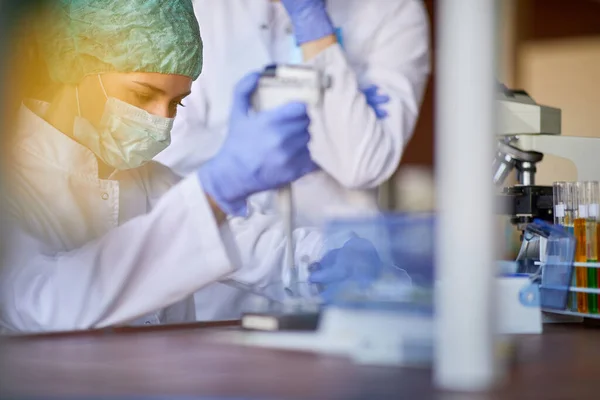 Técnico Laboratório Examinando Amostra Sangue Vírus Corona Perigoso — Fotografia de Stock