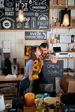 Açılıştan önce kendi kafelerinde eğlenen genç bir çift. coşku, heyecan, neşe, başlangıç, iş