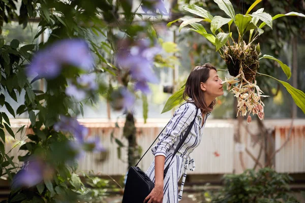 Young Woman Garden Smelling Flower Beautiful Eco Modern Garden — Stock Photo, Image