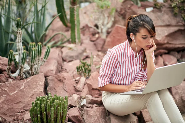 Tuinontwerp Exterieur Natuurconcept Vrouwelijke Architect Werkzaam Laptop Binnenplaats — Stockfoto