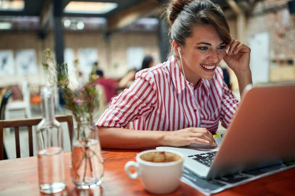 Mujer Usando Ordenador Portátil Café Chica Sentada Café Riendo Disfrutando —  Fotos de Stock