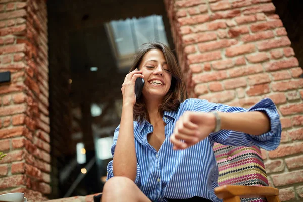 Glimlachend Meisje Aan Telefoon Het Regelen Van Een Ontmoeting — Stockfoto