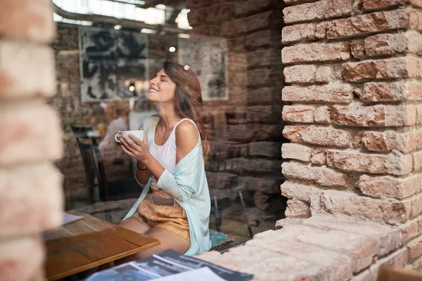 Женщина Сидящая Одна Кафе Наслаждающаяся Кофе — стоковое фото