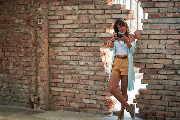 Mujer Joven Tomando Fotos Aire Libre Viajar Fotógrafo Chica Sonriente —  Fotos de Stock