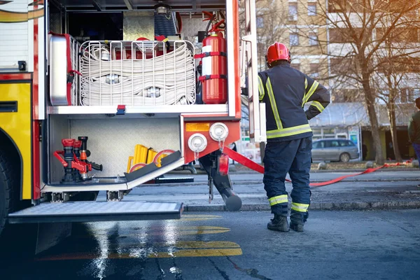 Πυροσβέστης Που Στέκεται Κοντά Πυροσβεστική Μηχανή Και Εργάζεται — Φωτογραφία Αρχείου