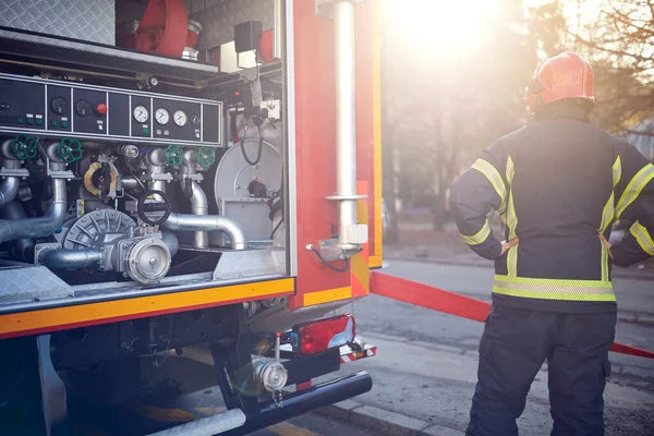 Tűzoltó Tűzoltó Akcióban Áll Egy Tűzoltóautó Mellett Támadás Veszély Tűz — Stock Fotó