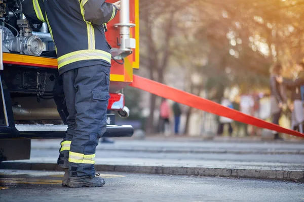 Tűzoltó Védőegyenruhában Tűzoltó Áll Egy Tűzoltóautó Mellett Tűzoltóautó Tűzoltó Felszereléssel — Stock Fotó
