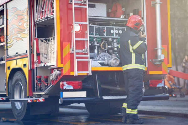 Tűzoltó Veszélyes Tűzoltó Akcióban Tűzoltó Védőruházatban Sisakban Maszkban — Stock Fotó