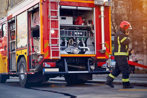 Εργασίες Πυροσβεστών Στην Επικίνδυνη Σκηνή Επιχείρηση Πυρόσβεσης — Φωτογραφία Αρχείου
