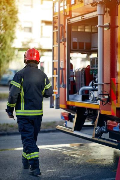 Tűzoltó Férfi Védőruhában Sisakban Maszkban Tűzoltó Tűzoltóságon — Stock Fotó