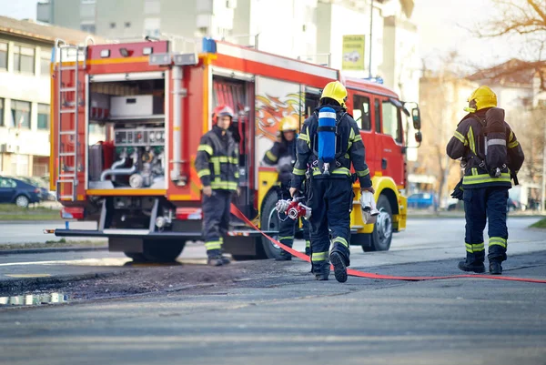 Tűzoltó Csapatmunka Sikeresen Befejezte Veszélyes Tűzoltást — Stock Fotó