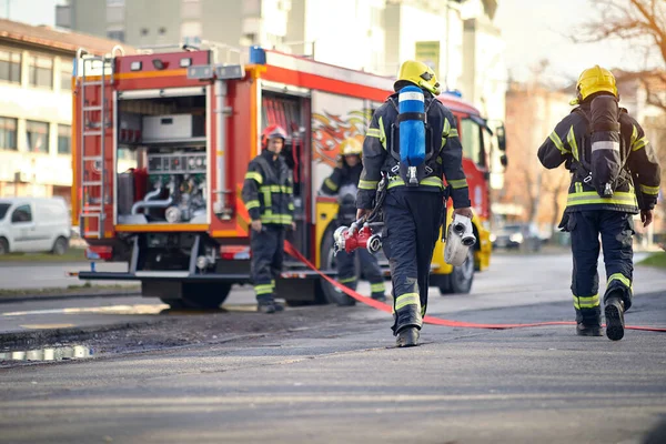 Tűzoltók Sikeresen Befejezték Veszélyes Tűzoltást — Stock Fotó