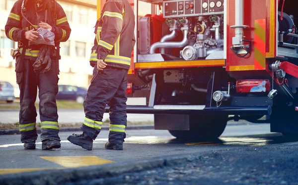 Professzionális Tűzoltóautó Tűzoltó Felszereléssel Tűzoltókkal Védőruhában Sisakban Maszkban — Stock Fotó