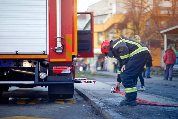 Tűzoltó Sikeresen Teljesítette Veszélyes Tűzoltást — Stock Fotó