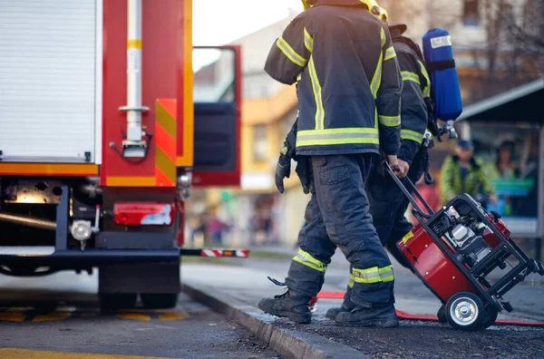 Tűzoltók Tűzoltás Befejezése Után Feltekerték Víztömlőket Csomagolt Berendezéseket — Stock Fotó