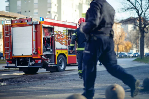 Tűzoltó Egyenruhában Védőruházatban Sisakban — Stock Fotó