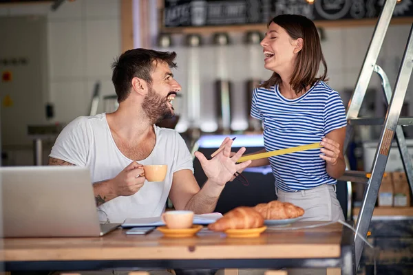 Koppel Ontbijten Plezier Hebben Coffeeshop Die Het Punt Staan Openen — Stockfoto