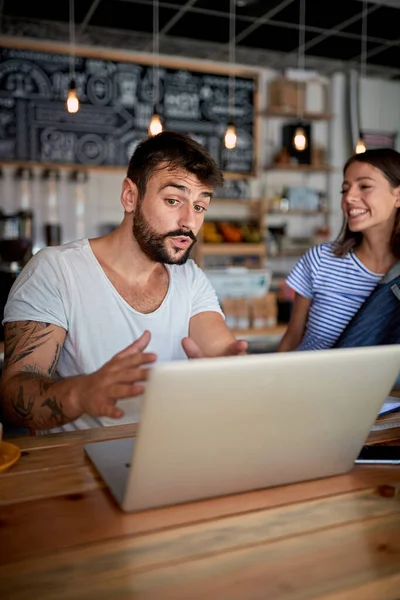 Joven Que Explica Idea Nuevo Negocio Mutuo Pareja Femenina Start — Foto de Stock