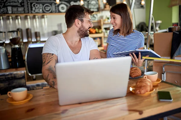 Joven Pareja Hablando Sonriendo Desayunando Cafetería Thet Están Punto Abrir — Foto de Stock