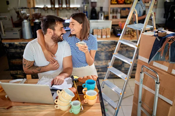 Young Attractive Couple Talking Hugging Holding Hands While Planning New — Stock Photo, Image
