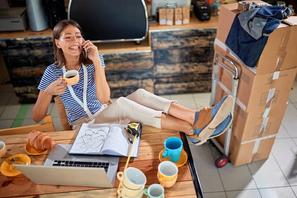 Mutlu Bir Kadın Cep Telefonuyla Konuşuyor Bacakları Masada Kahve Içiyor — Stok fotoğraf