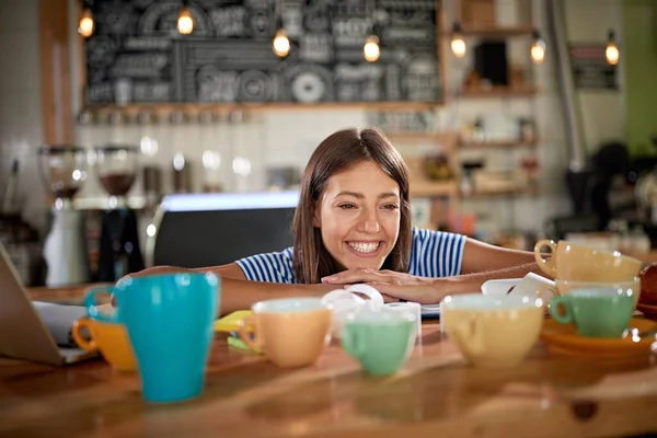 Hembra Joven Mirando Copas Diferentes Por Tamaños Formas Colores Sonriendo —  Fotos de Stock