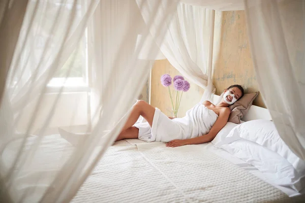 Lachende Vrouw Ontspannen Bed Thuis Met Masker Haar Gezicht Gezicht — Stockfoto