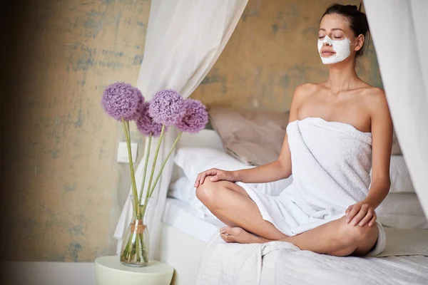 Mujer Sonriente Con Máscara Facial Haciendo Yoga Por Mañana Cama — Foto de Stock