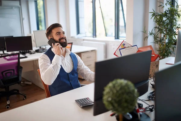 Genç Adamı Ofiste Yalnız Mesai Yapıyor Telefonda Konuşuyor Iyi Haberler — Stok fotoğraf